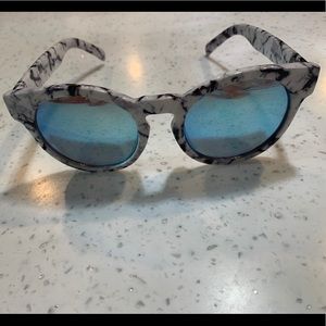 QUAY High Emotion Round Sunglasses